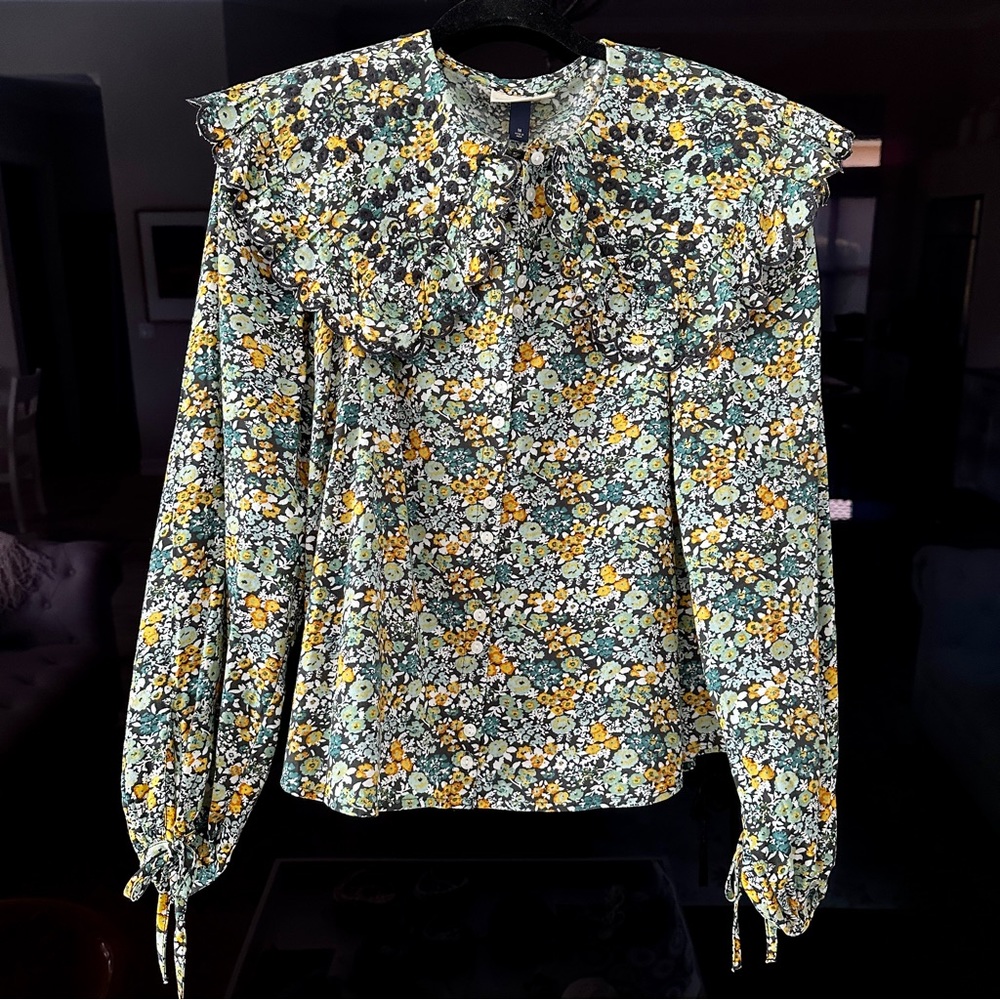 Universal Threads top